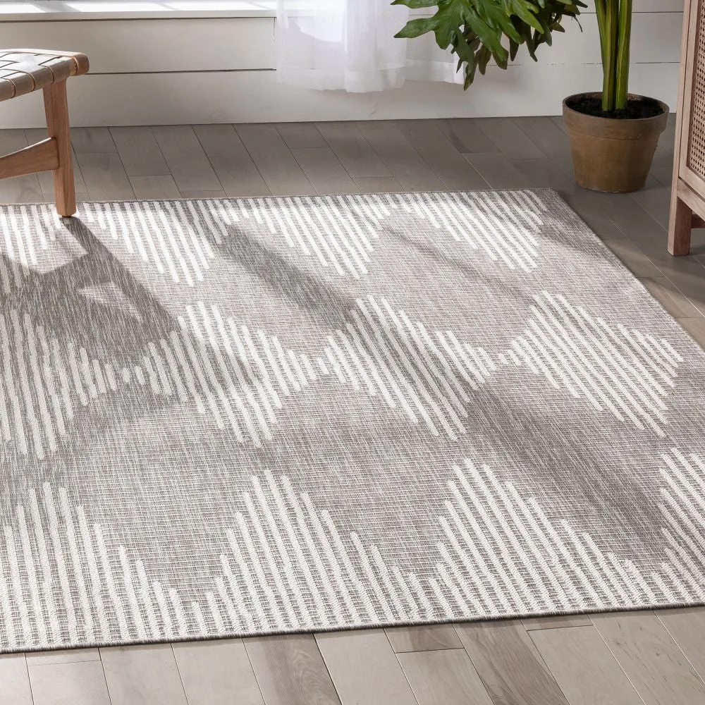 Kai Modern Chevron Pattern Grey 5'3" x 7'3" Flat-Weave Indoor/Outdoor Rug